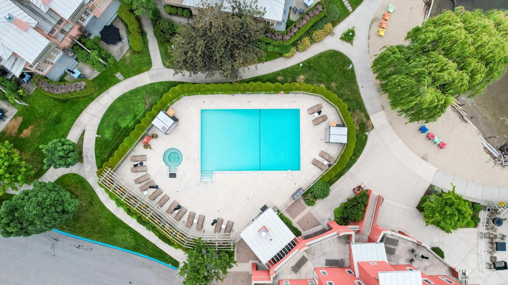 แมนเทโอ รีสอร์ต Hotel เคโลว์นา ภายนอก รูปภาพ